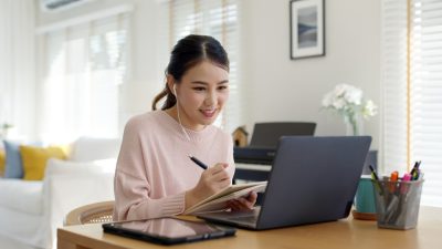 femme suit formation professionnelle e learning