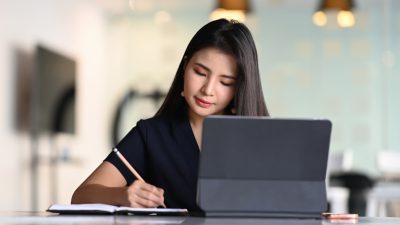 femme travail sur pc