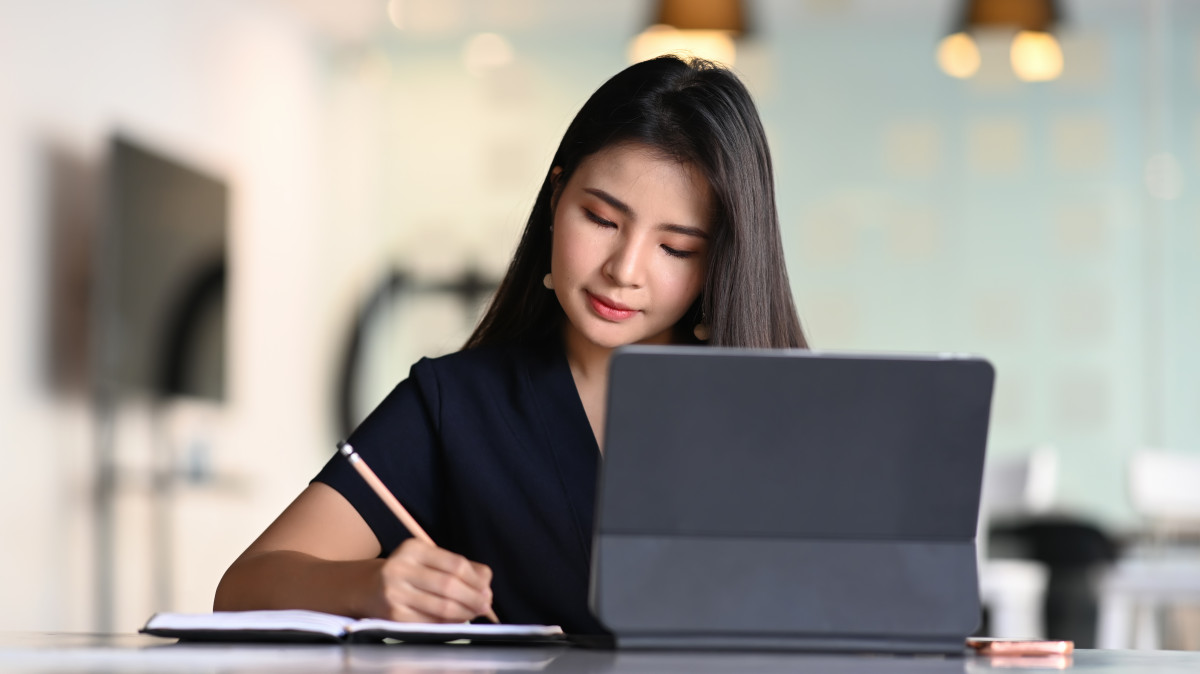 femme travail sur pc